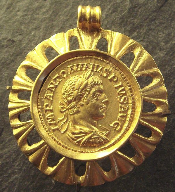  
Huy chương Elagabalus đang được trưng bày tại bảo tàng Louvre, Pháp. (Ảnh: Wikipedia)