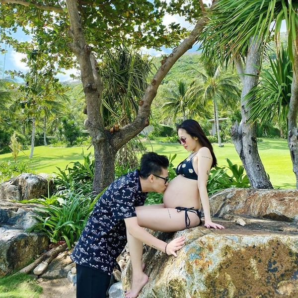  
Joyce Phạm diện bikini xanh họa tiết hoa nhí, Tâm Nguyễn chọn mẫu sơ mi với phối màu tương tự. (Ảnh: Instagram nhân vật)