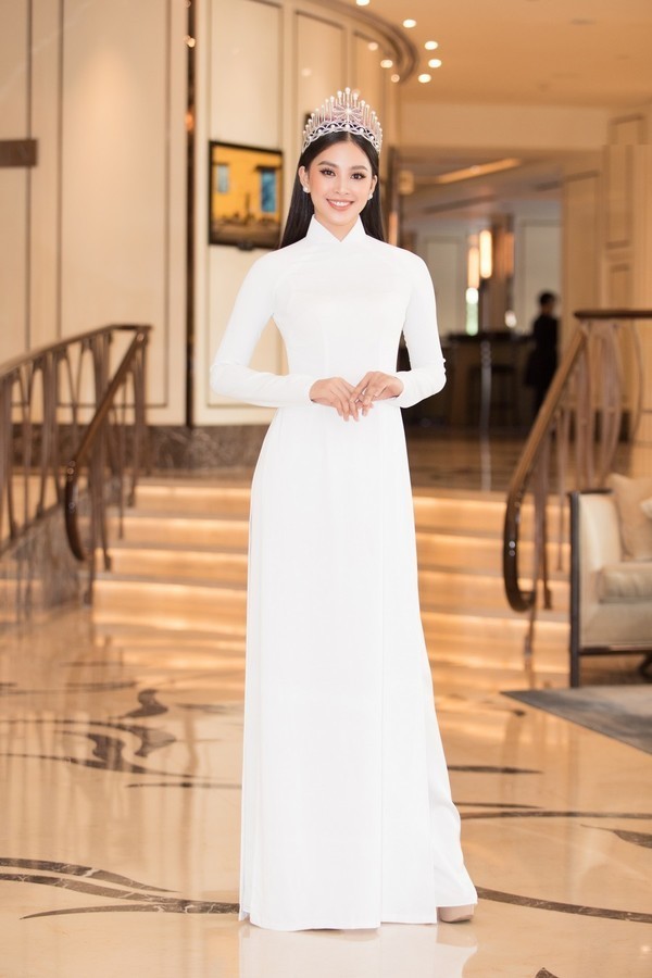  
Hình ảnh diện áo dài trắng nhưng không kém phần thu hút của Tiểu Vy. (Ảnh: Quang Duc)