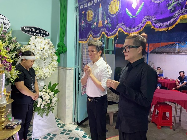  
Vợ chồng Tiến Luật - Thu Trang cũng gửi hoa trắng đến tiễn đưa cậu em. (Ảnh: FBNV) - Tin sao Viet - Tin tuc sao Viet - Scandal sao Viet - Tin tuc cua Sao - Tin cua Sao