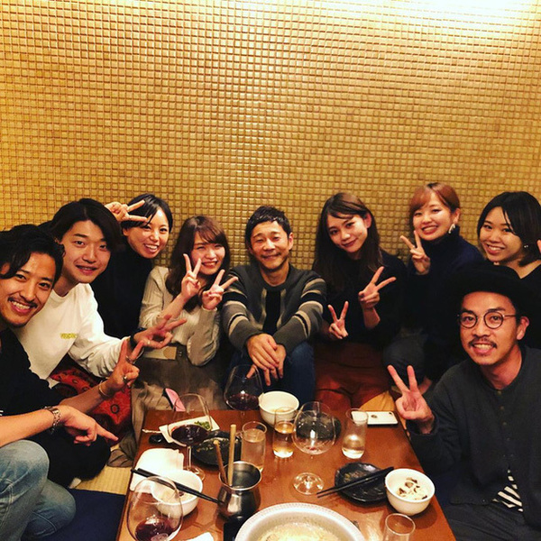  
Buổi tụ tập cùng bạn bè được Maezawa chia sẻ trên MXH (Ảnh: @Yusaku Maezawa)