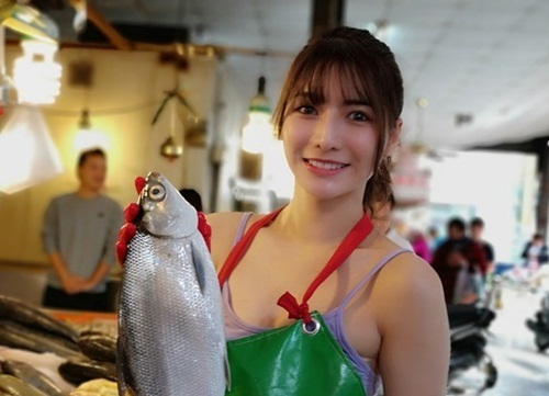 Chỉ bán cá ngoài chợ, gái trẻ cũng nổi tiếng vì quá xinh đẹp - 2