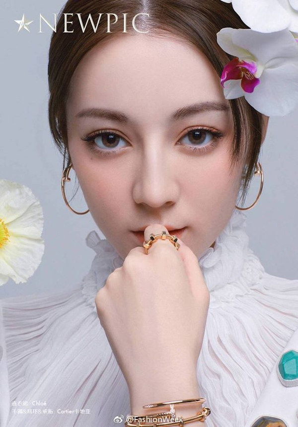 
Vẻ đẹp lai Tây vô cùng xinh đẹp của Địch Lệ Nhiệt Ba - Ảnh weibo