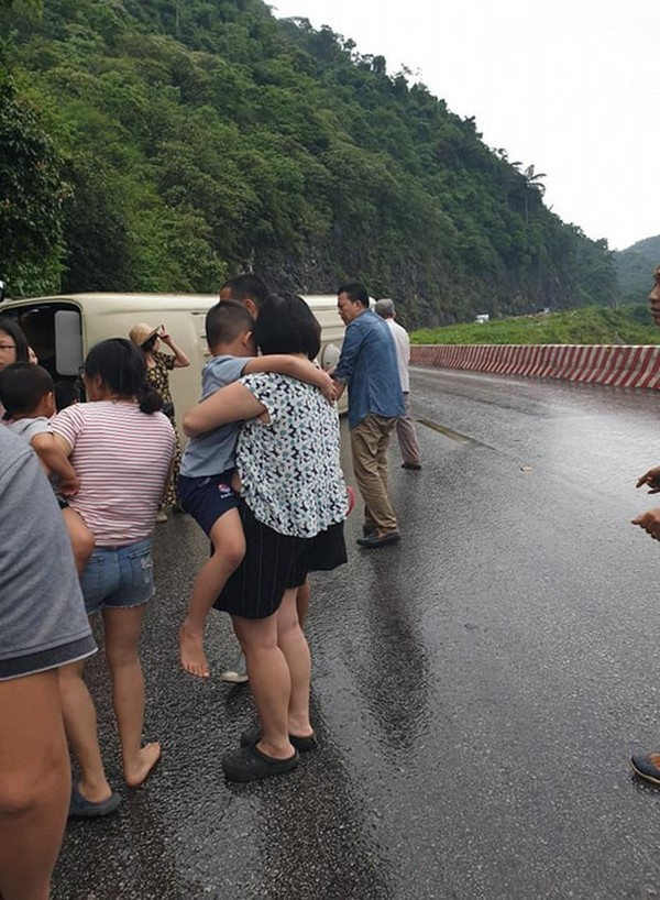  
Người dân hỗ trợ hành khách trên xe sau khi xảy ra tai nạn (Ảnh: FB Thuận Hóa)