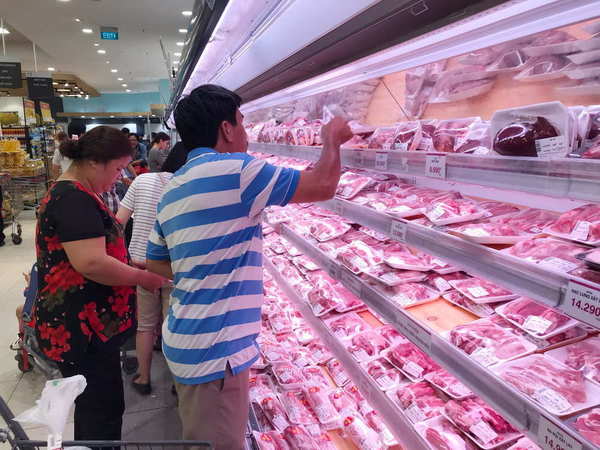  
Nhiều người chọn mua thịt heo ở siêu thị vì có niêm yết giá rõ ràng (Ảnh: 24h)
