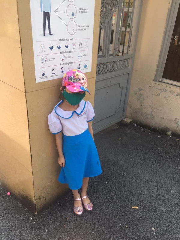  
Hình ảnh bé gái lớp 1 đứng ngoài nắng vì sợ bị phê bình do đi học sớm được phụ huynh đăng tải (Ảnh: Thanh Niên)