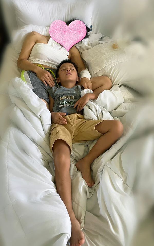  
Xót xa hình ảnh cô băng bó nằm trên giường với con trai. (Ảnh: FBNV) - Tin sao Viet - Tin tuc sao Viet - Scandal sao Viet - Tin tuc cua Sao - Tin cua Sao