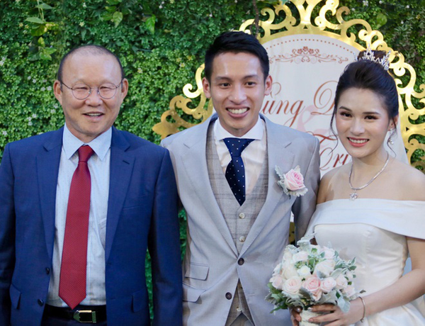  
Đám cưới của cặp đôi có sự tham dự của HLV Park Hang Seo - Ảnh FBG