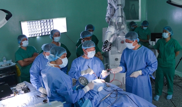  
Bác sĩ Bệnh viện Nhân dân 115 trong ca phẫu thuật u não bằng hệ thống robot (Ảnh: Bệnh viện Nhân dân 115)