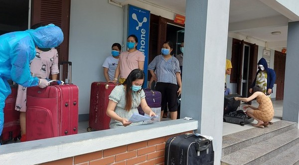  
Người Việt từ Đài Loan về đang làm thủ tục nhận phòng cách ly tại Quảng Nam (Ảnh: Tiền Phong)