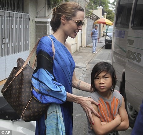       
Pax Thiên lúc mới được  Angelina Jolie nhận nuôi. 