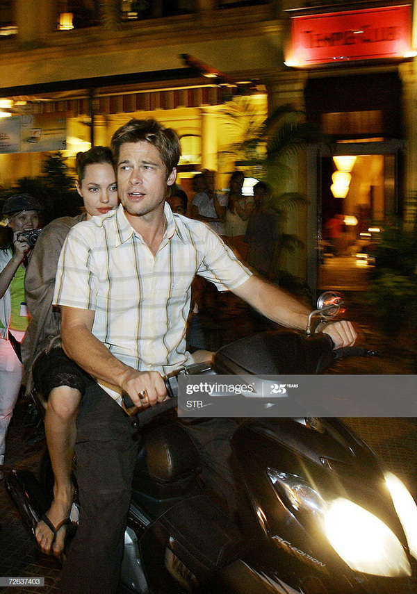 Netizen x&#244;n xao v&#236; ảnh Angelina Jolie - Brad Pitt vi vu ở TP.HCM 14 năm trước, cho&#225;ng trước nhan sắc cặp đ&#244;i ngo&#224;i đời - Ảnh 7.
