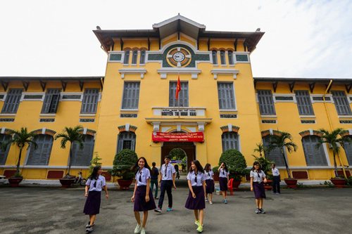  
Trường THPT Nguyễn Thị Minh Khai tự hào là ngôi trường danh tiếng lâu đời của thành phố (Ảnh: VnExpress)