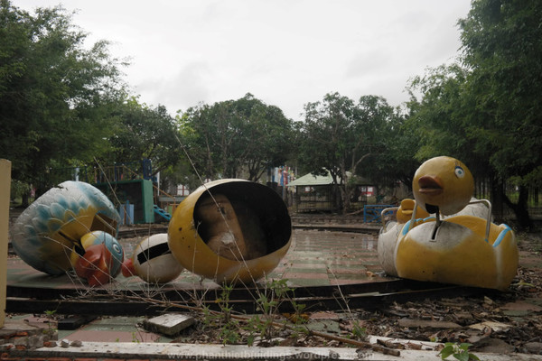Những bức tượng dọa bạn 'chết khiếp' trong công viên giải trí bỏ hoang ở Phan Thiết