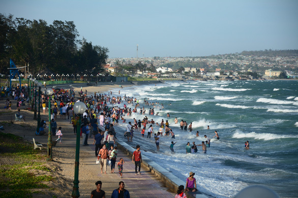  
Người dân đổ về biển Phan Thiết trong dịp nghỉ lễ 30/4-1/5 vừa qua (Ảnh: Tuổi Trẻ)