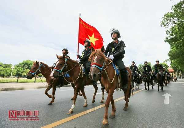 Lần đầu tiên cảnh sát cơ động Kỵ binh Việt Nam diễu hành tại Hà Nội