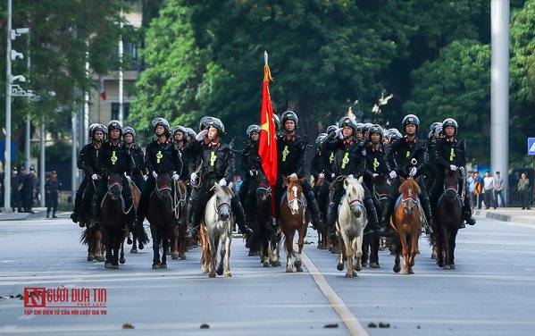 Tin nhanh - Lần đầu tiên cảnh sát cơ động Kỵ binh Việt Nam diễu hành tại Hà Nội (Hình 6).
