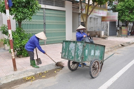  
Công nhân vệ sinh môi trường đang thu gom rác thải. (Ảnh: Báo Vĩnh Phúc)