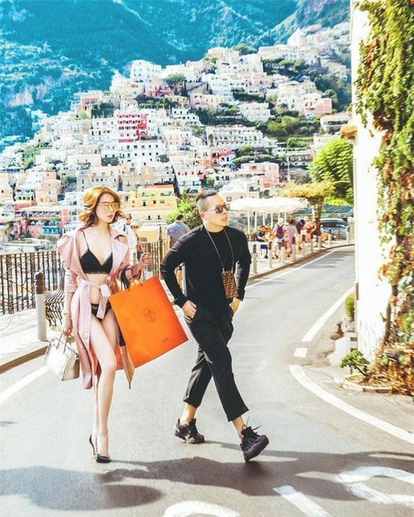  
Shoot hình được quan tâm không kém khi chân dài Trà Vinh diện nội y và đeo túi xách Hermes 2.8 tỷ đi dạo giữa đường phố Ý. (Ảnh: FBNV)
