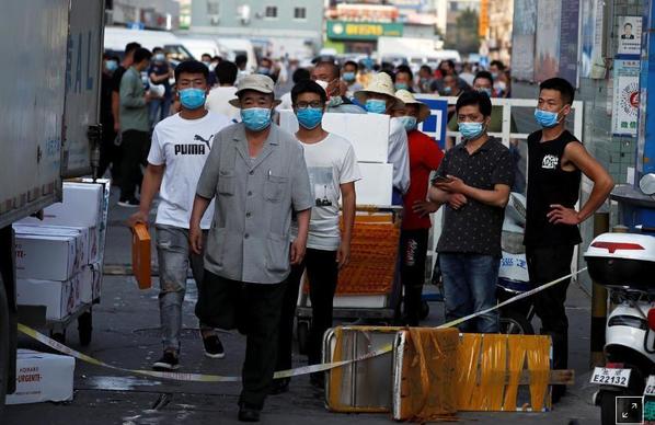  
Người dân đeo khẩu trang tại chợ hải sản Jingshen, Bắc Kinh trước khi nơi này bị đóng cửa (Ảnh: Reuters)