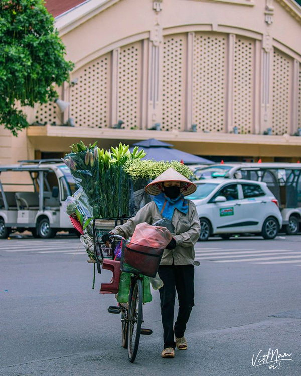  
Những chiếc xe hoa khắp phố phường Hà Nội không chỉ là kế sinh nhai.