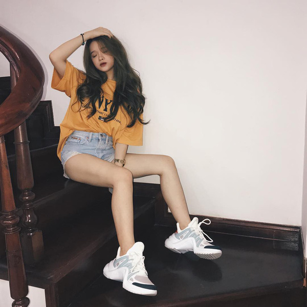 Bóc giá túi, giày thể thao đắt đỏ của hot girl 17 tuổi Linh Ka - 4