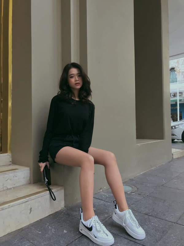 Bóc giá túi, giày thể thao đắt đỏ của hot girl 17 tuổi Linh Ka - 7