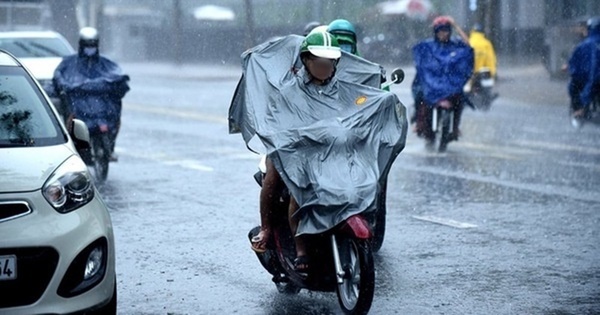       
Mọi người di chuyển khó khăn trong thời tiết mưa bão (Ảnh minh họa: Tiền Phong)