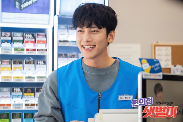  
Xin chào đây là Choi Dae Hyun chủ của cửa hàng tạp hóa - Ảnh cắt từ clip