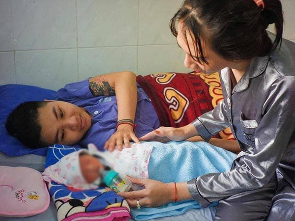       
Cặp đôi Minh Khang - Minh Anh đón sự ra đời của con gái vào ngày 16/5 mới đây. Ảnh: TTTM Bangkok