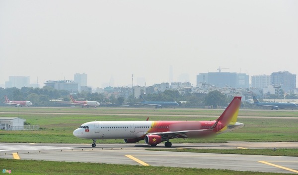  
Máy bay chờ trên đường băng ở sân bay Tân Sơn Nhất. (Ảnh: Zing)