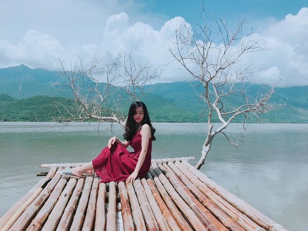  
Cây cô đơn ở vịnh Lăng Cô, Huế có vẻ đẹp huyền bí như tranh thủy mặc. (Ảnh: Instagram @29th_novb)