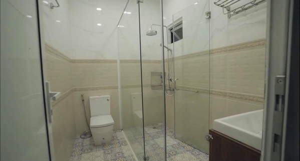  
Phòng tắm và vệ sinh được thông qua nhau và thiết kế với cửa kính khá sang trọng. (Ảnh: Chụp màn hình) - Tin sao Viet - Tin tuc sao Viet - Scandal sao Viet - Tin tuc cua Sao - Tin cua Sao