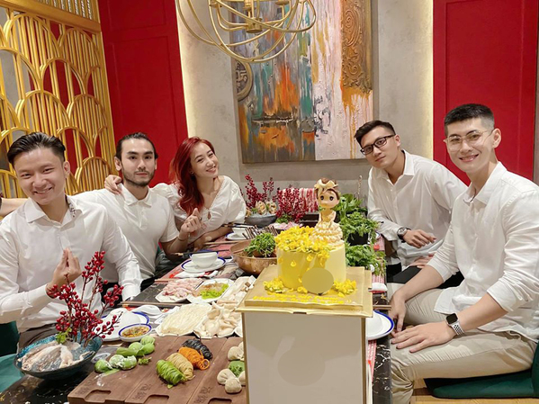  
Cả 4 chàng trai cùng diện tông áo trắng đồng điệu đưa nữ chính đi ăn tại một nhà hàng sang trọng. (Ảnh: FBNV)