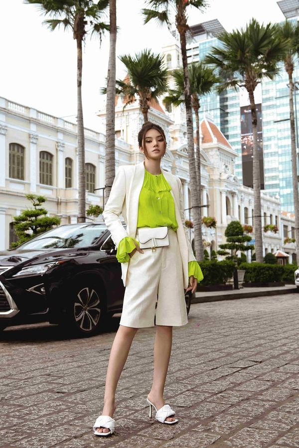  
Jolie Nguyễn khéo léo kết hợp cùng túi đeo hông nhằm tăng thêm sự năng động cho bộ trang phục. (Ảnh: NVCC)