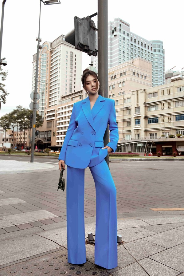  
Phom suit suông giúp tôn lên đôi chân thon dài của Jolie Nguyễn. (Ảnh: NVCC)