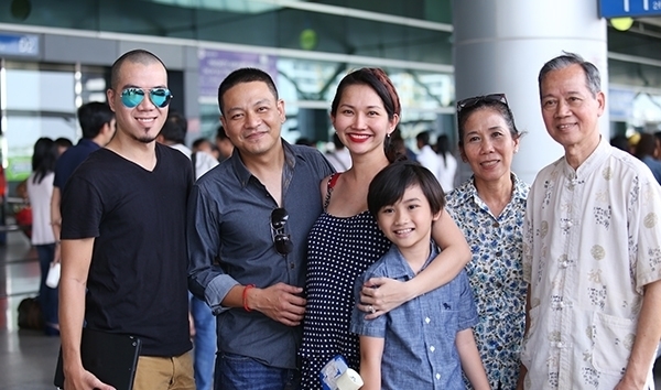  
Bố mẹ Kim Hiền cùng chồng cũ ra sân bay tiễn cô đi định cư Mỹ vào năm 2015 (Ảnh: NS.Net) - Tin sao Viet - Tin tuc sao Viet - Scandal sao Viet - Tin tuc cua Sao - Tin cua Sao