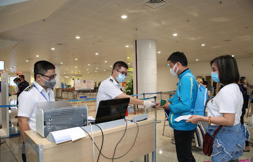  
Hành khách đi máy bay và nhân viên tại sân bay đều phải đeo khẩu trang. (Ảnh: TTXVN)