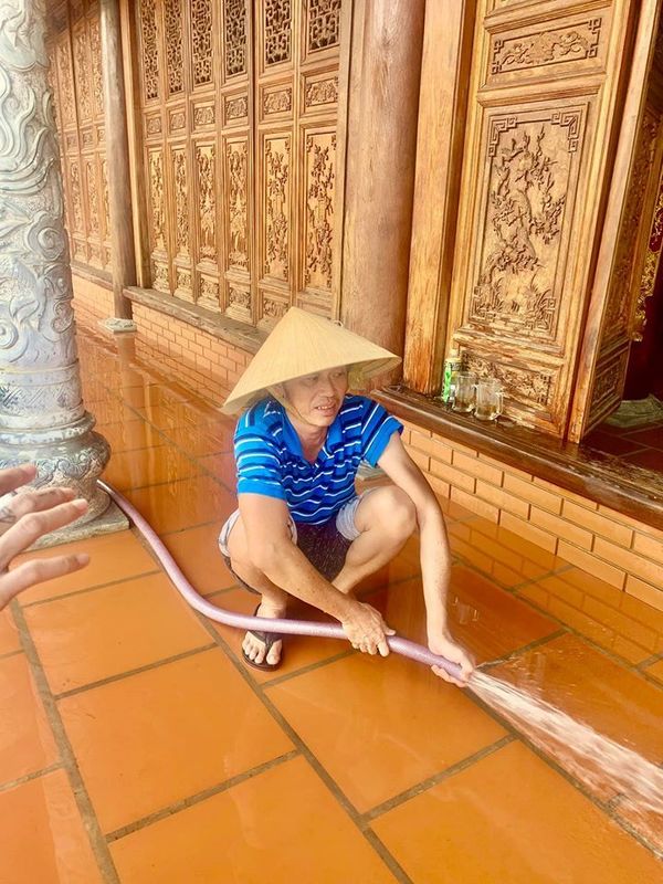  
Nam nghệ sĩ đội nón lá giản dị xịt nước rửa sàn tại đền thờ. (Ảnh: FBNV) - Tin sao Viet - Tin tuc sao Viet - Scandal sao Viet - Tin tuc cua Sao - Tin cua Sao
