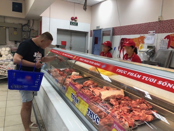  
Người tiêu dùng chọn mua thịt lợn trong siêu thị (Ảnh: Người Lao động)