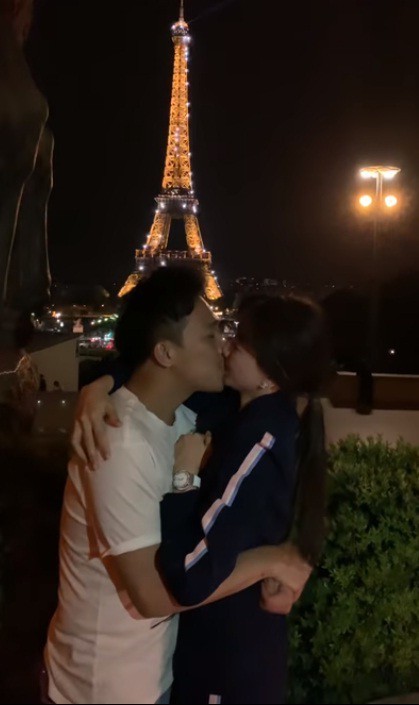  
Vợ chồng son hôn nhau dưới tháp Eiffel (Ảnh: FBNV) - Tin sao Viet - Tin tuc sao Viet - Scandal sao Viet - Tin tuc cua Sao - Tin cua Sao