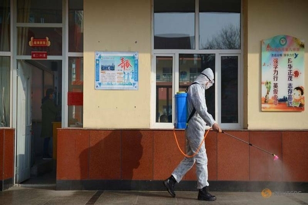  
Nhân viên y tế phun khử trùng ở Mông Cổ (Ảnh: Reuters)