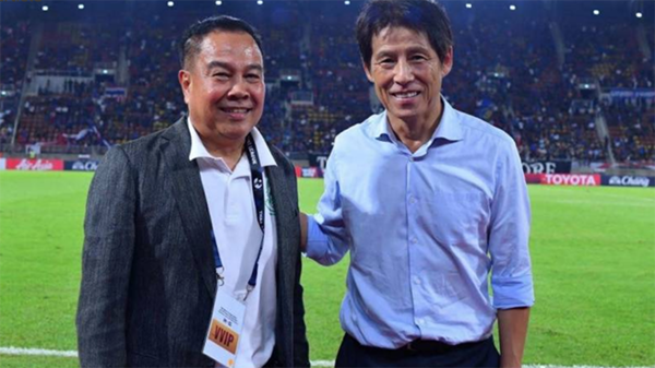Chủ tịch FAT Somyot (trái) có thể gọi nhiều cầu thủ đang chơi bóng ở châu Âu về tập trung cùng HLV Nishino để dự AFF Cup 2020