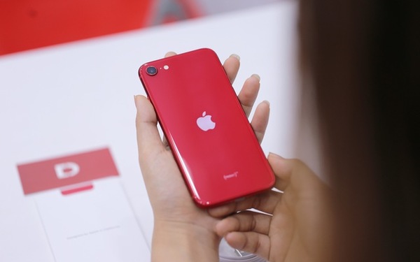 Trên tay iPhone SE 2020 đầu tiên tại Việt Nam, giá từ 12,7 triệu ...