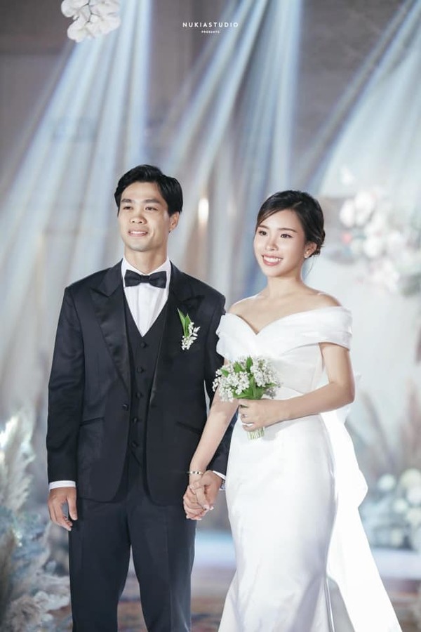 Váy cưới của Viên Minh - Vợ Công Phượng có giá thuê 35 triệu