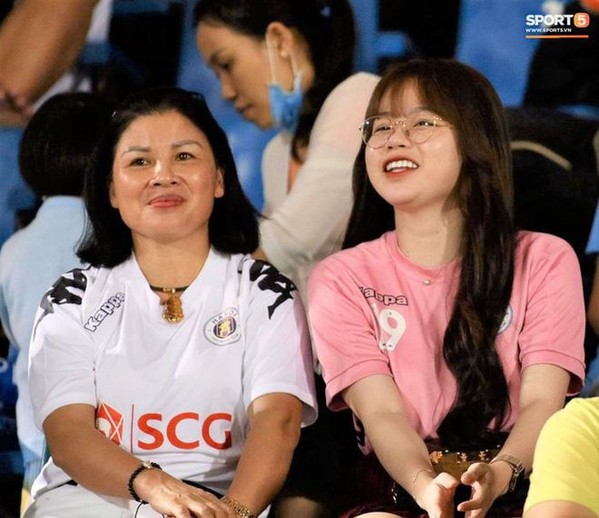  
Cô nàng có nhiều khoảnh khắc vui vẻ cùng mẹ Quang Hải. (Ảnh: Sport5) 