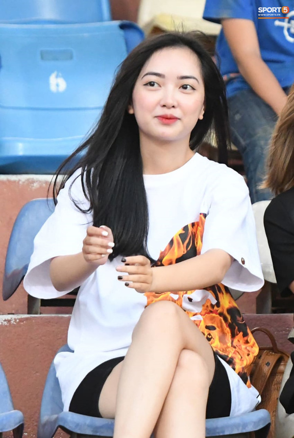 Bạn gái Hà Đức Chinh đến sân cổ vũ trận Viettel gặp Đà Nẵng: Nhan sắc “không giống hình đăng Face” - Ảnh 2.