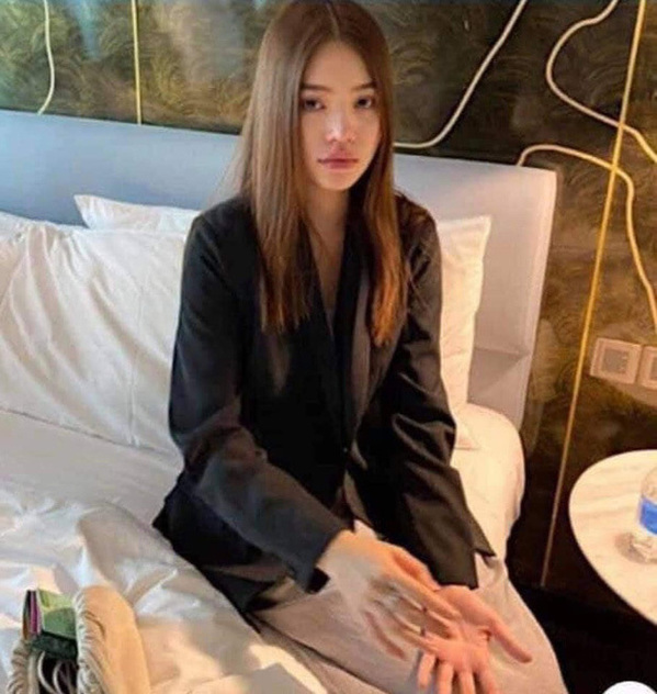 
Hình ảnh được cho là của Jolie Nguyễn ngồi trong khách sạn (Ảnh: HHSB) - Tin sao Viet - Tin tuc sao Viet - Scandal sao Viet - Tin tuc cua Sao - Tin cua Sao