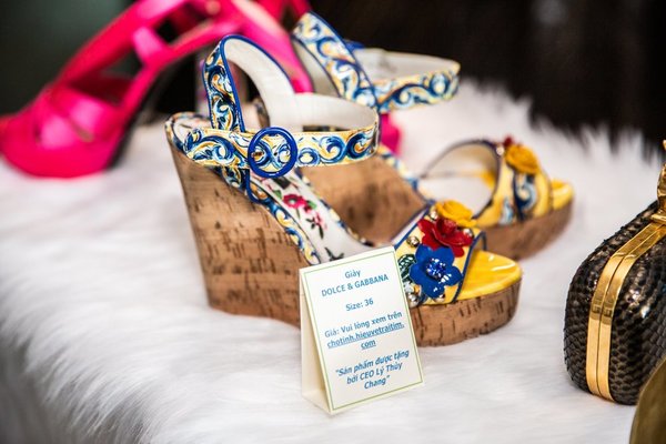 
Mẫu giày Dolce&Gabbana đang còn mới tinh bạn gái Chi Bảo đem đến quyên góp. (Ảnh: FBNV)
