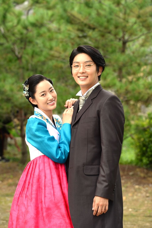 Hình ảnh của cặp đôi trong phim Joseon Gunman (Tay súng Joseon).